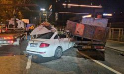 Makas atan alkollü sürücü kamyonun altına girdi: 3 yaralı