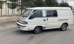 Panelvan traktör römorkuna arkadan çarptı: 1 yaralı