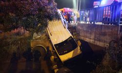 Şiddetli yağışta kayan otomobil sulama kanalına düştü: 2 yaralı