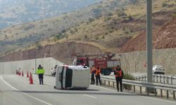 Sürücü, takla atan otomobilden burnu bile kanamadan çıktı