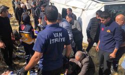 Tır yolcu minibüsü ile çarpıştı: 11 yaralı