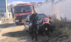 Van'da park halindeki otomobilde yangın