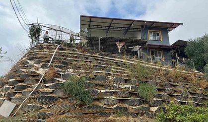 Atık lastiklerle kale gibi duvar ördü