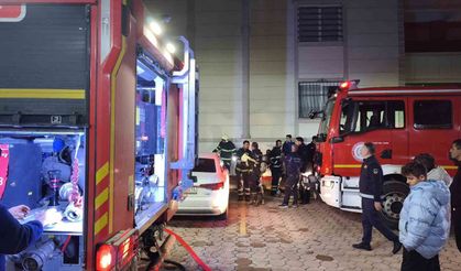 Binanın girişinde çıkan yangın korkuttu