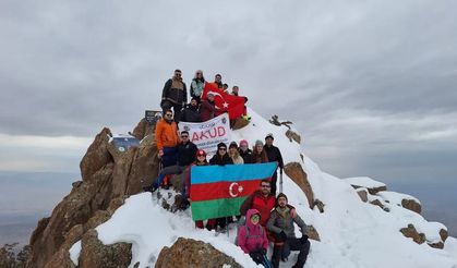 Iğdır AKUD ve Iğdırlı Dağcılardan  Nahçıvan’da Anlamlı Zirve: Hocalı Şehitleri İçin Haça Dağı’na Tırmandılar