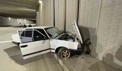 Kontrolden çıkan otomobil alt geçidin duvarına çarptı