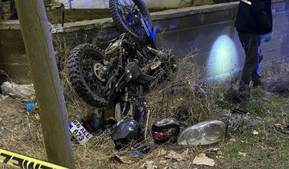 Motosiklet otomobille kafa kafaya çarpıştı: 1 ölü, 2 yaralı