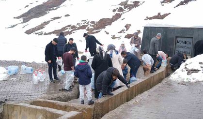 Muş'ta şebeke suyunda bakteri tespit edildi, vatandaşlar çeşmelere akın etti