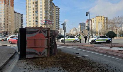 Otomobille çarpışan kamyonet yan yattı, hayvan dışkıları yola savruldu