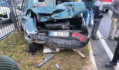 Yayaya yol vermek isterken çarpıştılar: 3 yaralı