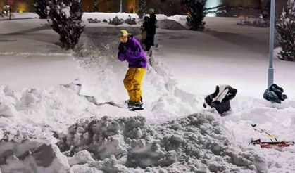 Erzurum kalesi önünde snowboard gösterisi