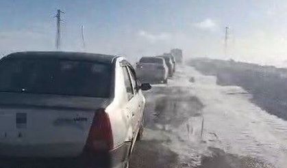 Kars-Göle yolunda onlarca araç mahsur kaldı