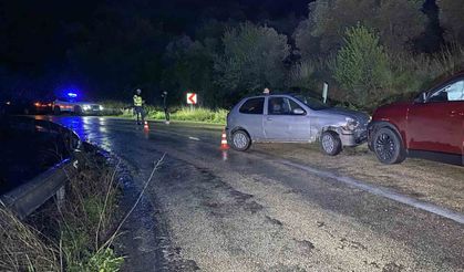 Otomobil çarpıştı: 1 kişi yaralandı, 11 aylık bebek faciadan döndü