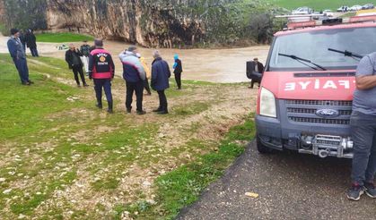 Traktördeki 4 kişi kurtarıldı