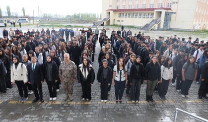 Emniyet Müdürü Turgay Öğrencilerle Sıraya Geçti