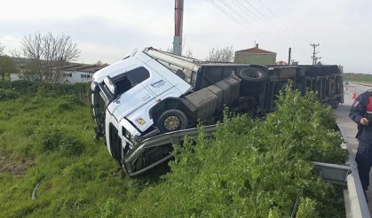 Kontrolden çıkan tır devrildi