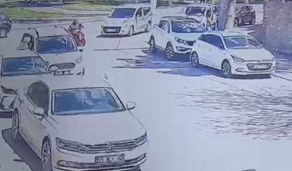 Elektrikli bisiklet park halindeki otomobile çarptı