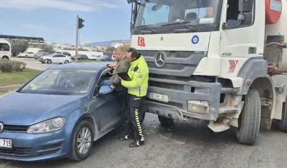 Kaza yapan aracın sürücüsünü polis camdan kurtardı