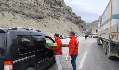 Kızılay'dan yolda kalanlara kumanya desteği