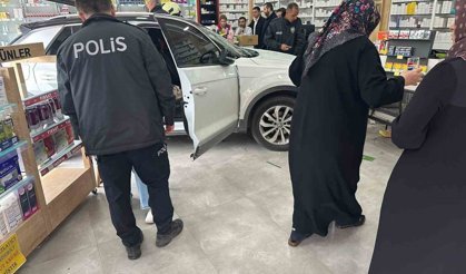 Kontrolden çıkan otomobil eczaneye daldı: 1 yaralı