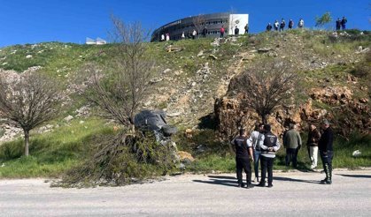 Park halindeki otomobil hareket ederek uçuruma yuvarlandı