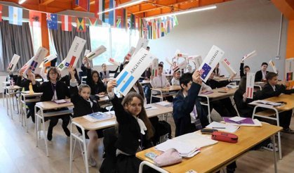 Türk ve Rus öğrenciler aynı masada