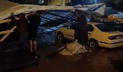 Adana'da sağanak yağış yolları göle çevirdi