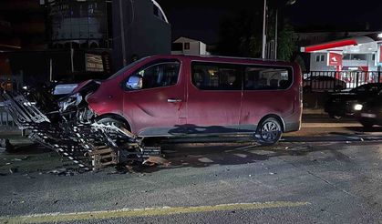 Kontrolden çıkan minibüs refüjdeki demirlere çarptı