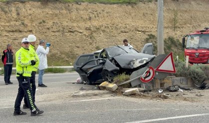 Kontrolden çıkan otomobil direğe çarptı: 1 ölü, 3 yaralı