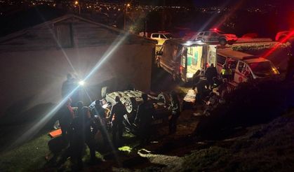 Otomobil evin bahçesine devrildi: 2 yaralı