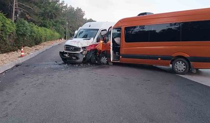 Tur minibüsleri çarpıştı, 13 turist yaralandı