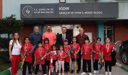 IĞDIR’DAN TÜRKİYE’YE UZANAN BAŞARI: KÜÇÜK RAKETLER VAN’DAN MADALYALARLA DÖNDÜ!