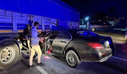 Lüks otomobil benzin istasyonundan çıkan tırın altına girdi: 1'i ağır 2 yaralı