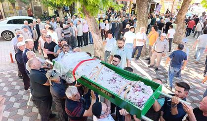 Park halindeki otomobilde ölü bulunan genç kız toprağa verildi