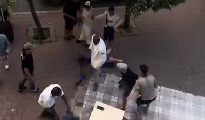 Yabancı uyruklu şahıslar arasında bıçaklı kavga kamerada
