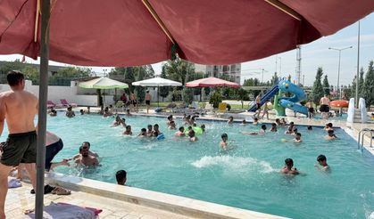 IĞDIR’DA SICAKLARDAN BUNALAN VATANDAŞLAR AKUAPARKA AKIN ETTİ