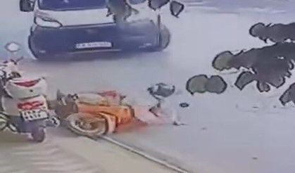 Dönüş yapan minibüs motosiklete böyle çarptı