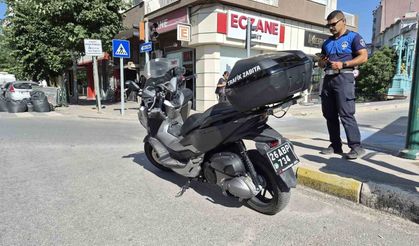 Otomobille çarpışan motosikletli trafik zabıtası yaralandı