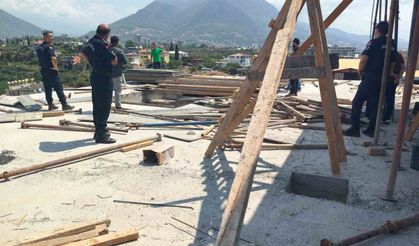 Eşini ve kayınvalidesini bıçaklayan şahıs intihar teşebbüsünü canlı yayınladı