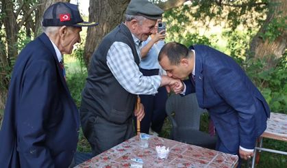 Iğdır Valisi M. Fırat Taşolar Şehit Babasının Elini Öptü