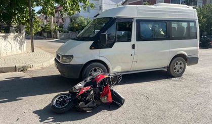Minibüsle motosiklet çarpıştı: 2 yaralı