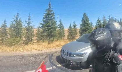 Otomobilin motosikleti sağından tehlikeli geçişi kask kamerasına yansıdı