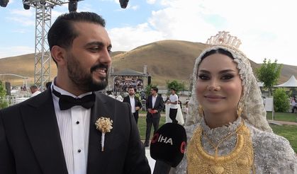 Van'da paraların havada uçuştuğu düğün: Damada yaklaşık 20 milyon TL, geline kilolarca altın takıldı