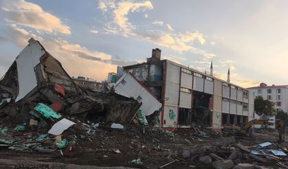 IĞDIR'IN İLK OKULUNDA YIKIM BAŞLADI: MAHALLE SAKİNLERİNDEN "PARK" ÇAĞRISI