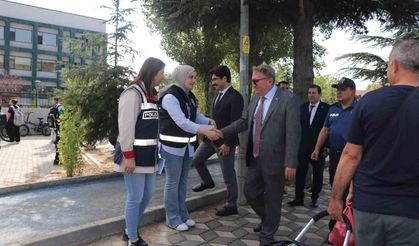 Bilecik'te okul önlerinde yaya ve sürücülere trafik bilgilendirmesi