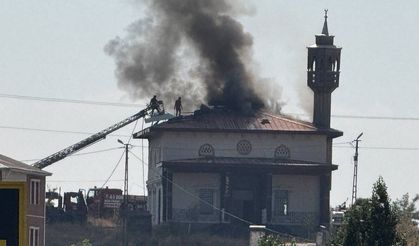 Caminin çatısında çıkan yangın paniğe neden oldu