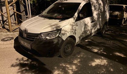 Kamyonet çift taraflı park edilen yolda bir araca çarpıp, bir otomobilin de aynasını kırdı