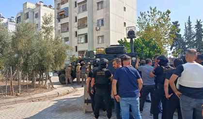Kesinleşmiş hapis cezası olan şahıs elindeki patlayıcıyla polise direniyor
