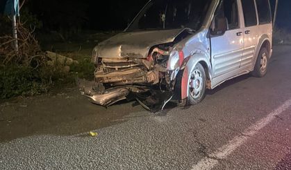 IĞDIR–KARAKOYUNLU YOLUNDA KORKUTAN KAZA! OTOMOBİLİN ÖNÜ TANINMAZ HALE GELDİ