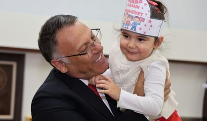 Öğrencilerden Rektör Gürel’e “Sıfır Atık” Temalı Cumhuriyet Hediyesi